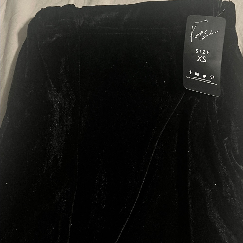 Elegant Black Velvet Skirt with Fringe Detail - Picture 4 of 5